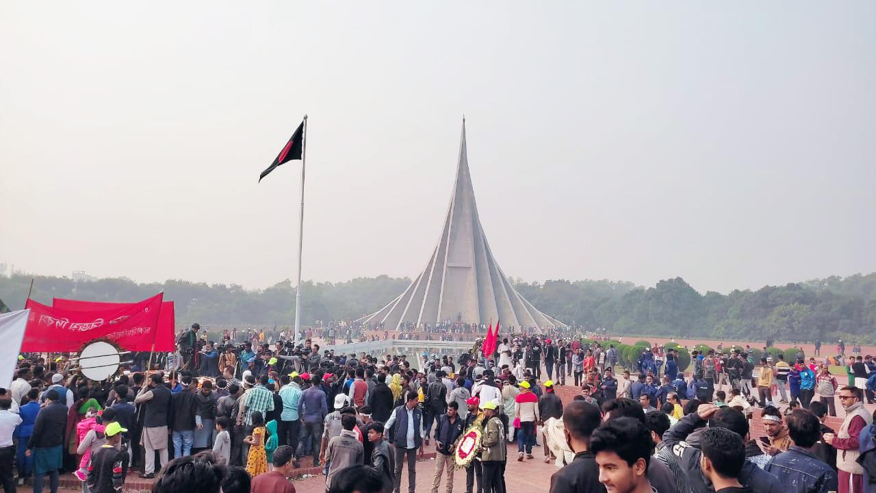 শহীদদের প্রতি শ্রদ্ধা জানাতে স্মৃতিসৌধে জনতার ঢল