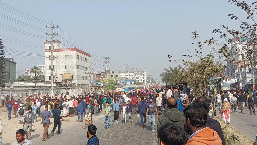 আশুলিয়ায় ট্রাকের ধাক্কায় নিহত ১, সড়ক অবরোধ