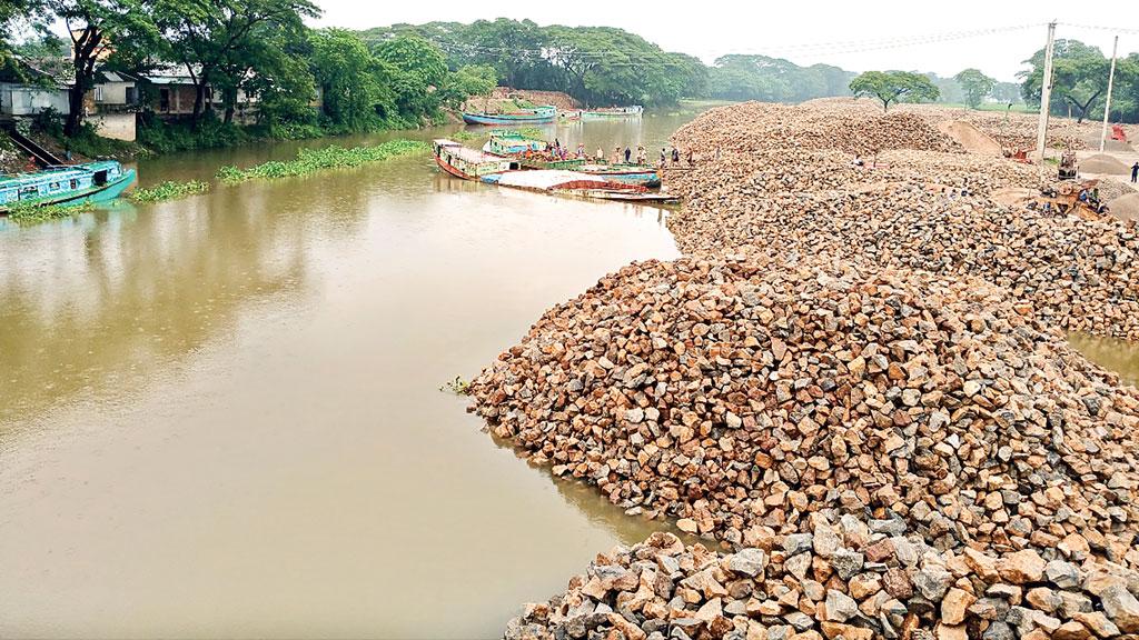 নরসুন্দায় নদীর পানি আটকে পাথরের ব্যবসা