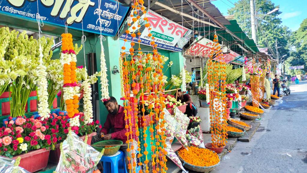 ফুল টানছে না মানুষকে কেনাবেচায় নেমেছে ধস