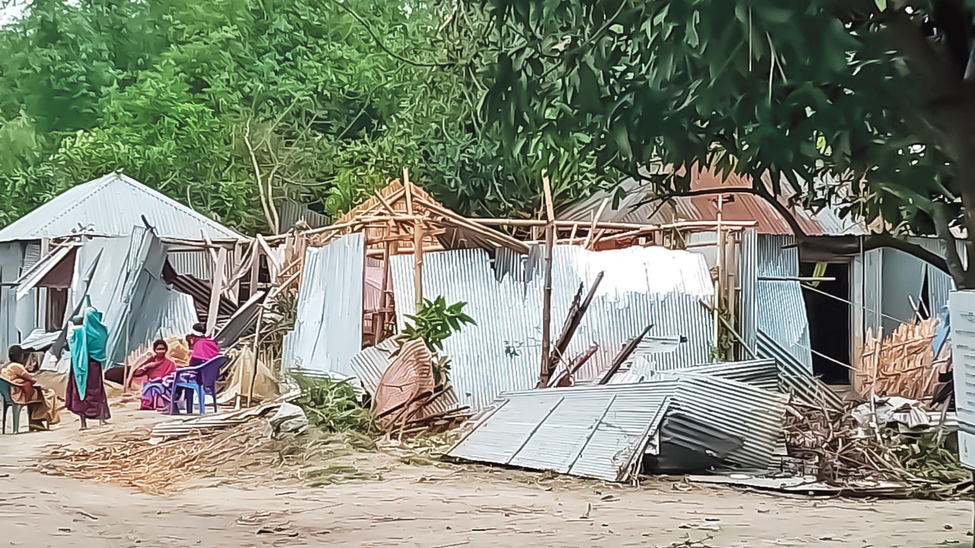 ঘূর্ণিঝড়ে ক্ষতিগ্রস্তদের পাশে দাঁড়াই