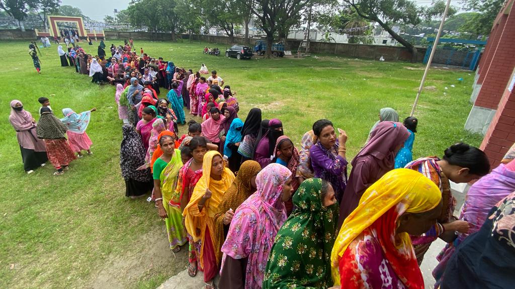 কঠোর নিরাপত্তায় চলছে রূপগঞ্জের কাঞ্চন পৌরসভা নির্বাচন, কেন্দ্রে ভোটারের দীর্ঘ সারি