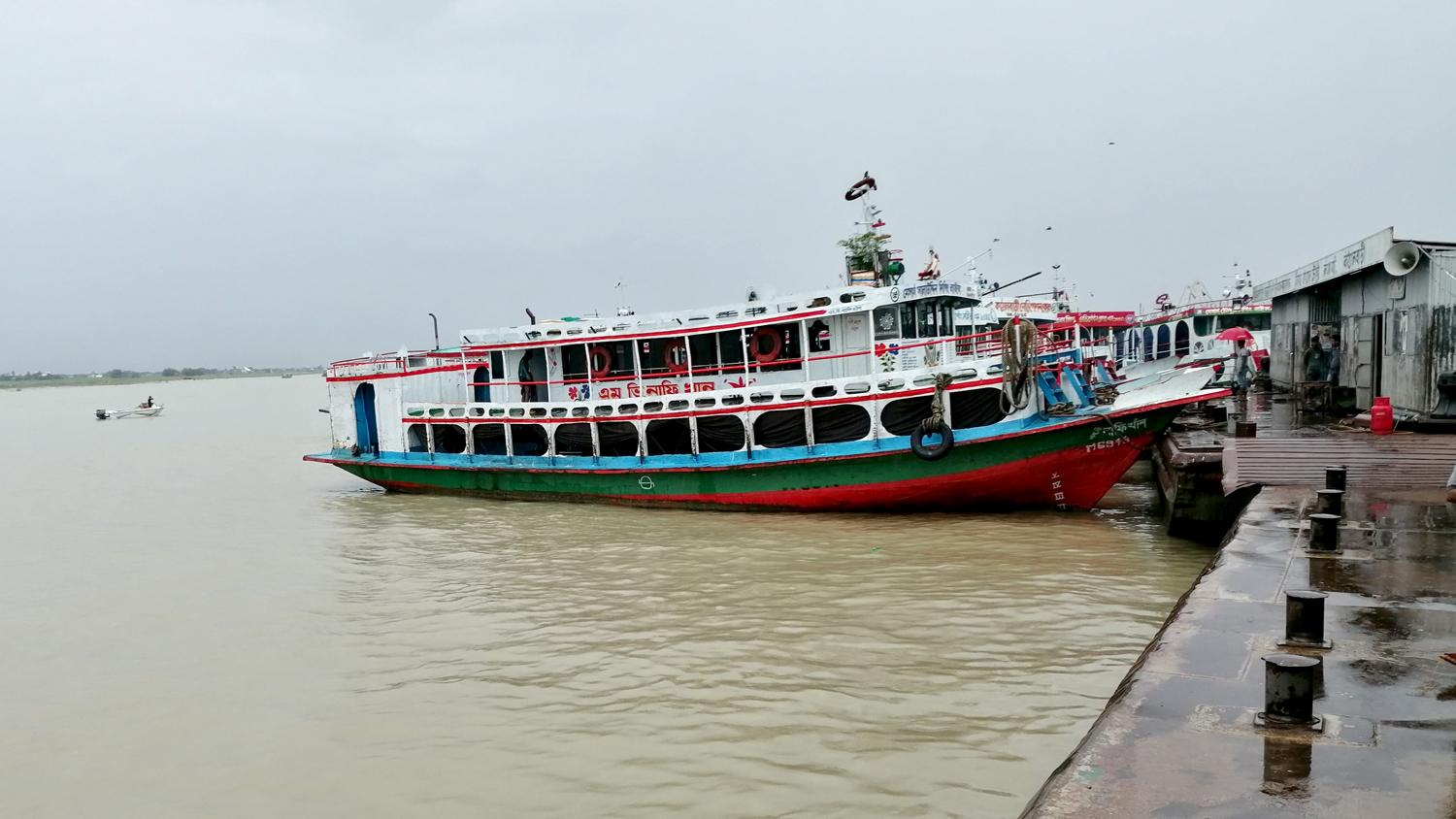 বৃষ্টিতে দুর্ভোগ লঞ্চ যাত্রীদের, ফেরিঘাটে গাড়ির অপেক্ষা