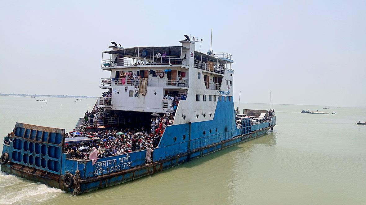 যাত্রীদের চাপে শিমুলিয়া ঘাটে ফের চলছে ফেরি