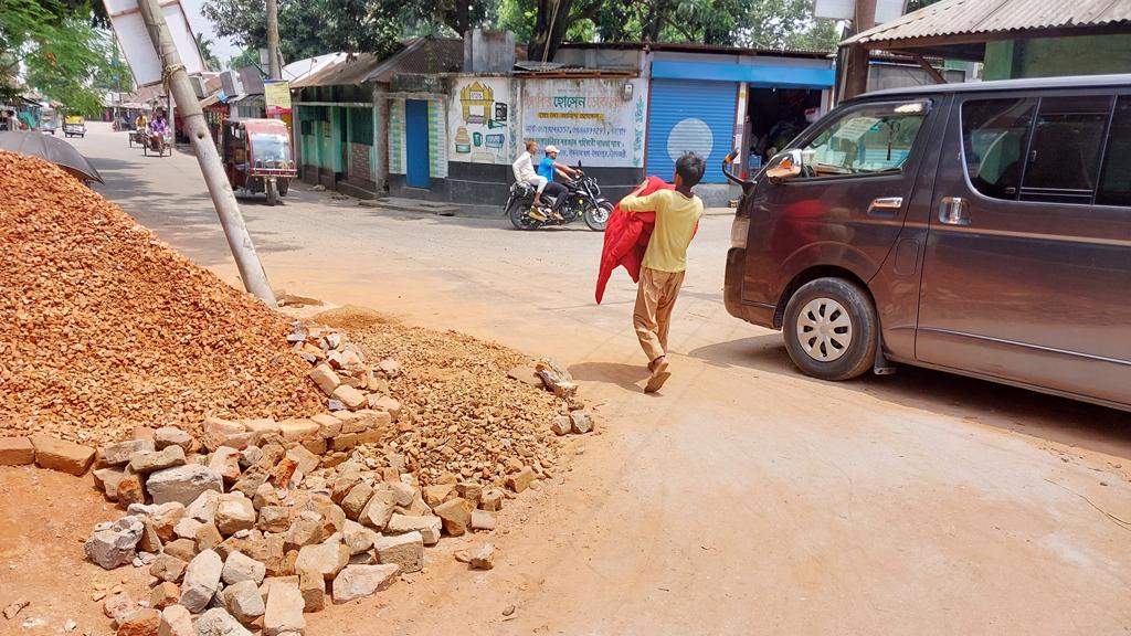 সড়কে নির্মাণসামগ্রী চলাচলে চরম দুর্ভোগ