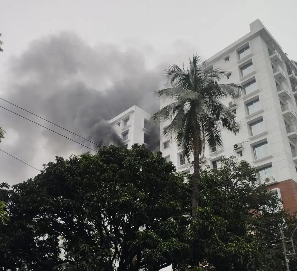 ধানমন্ডির বহুতল ভবনের আগুন নিয়ন্ত্রণে