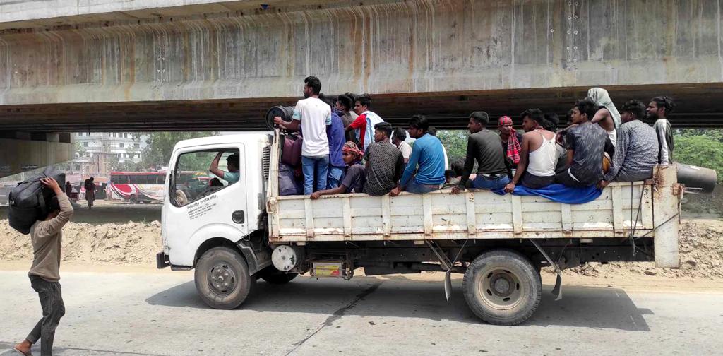 উত্তরের পথে বেড়েছে যানবাহনের চাপ, যেভাবে পারছে ছুটছে মানুষ 