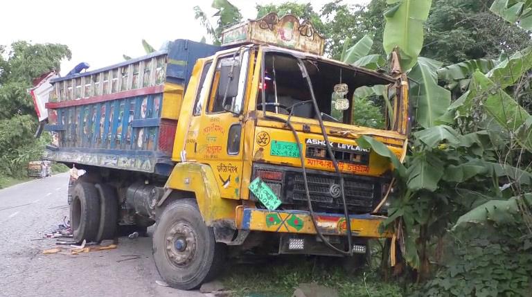 লক্ষ্মীপুরে দাঁড়িয়ে থাকা ট্রাকে যাত্রীবাহী বাসের ধাক্কা, নিহত ১ 