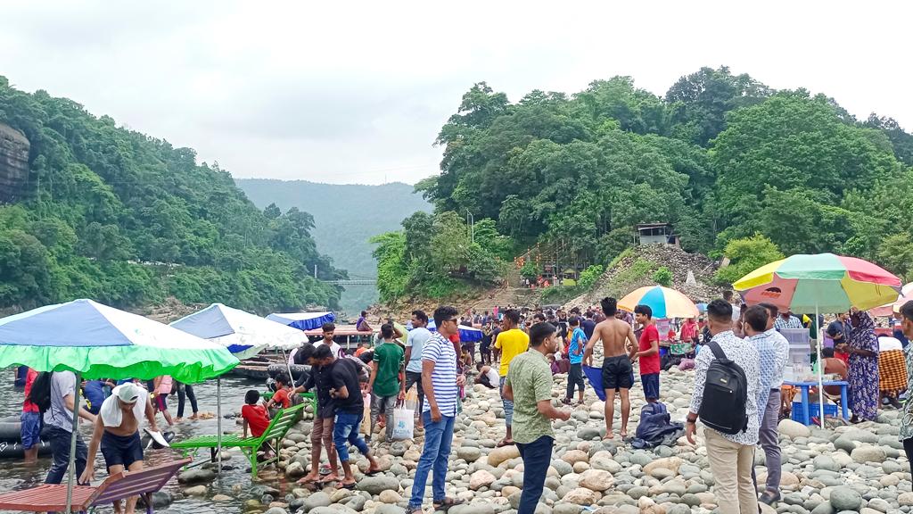 পর্যটকে মুখর জাফলং খুশি ব্যবসায়ীরা