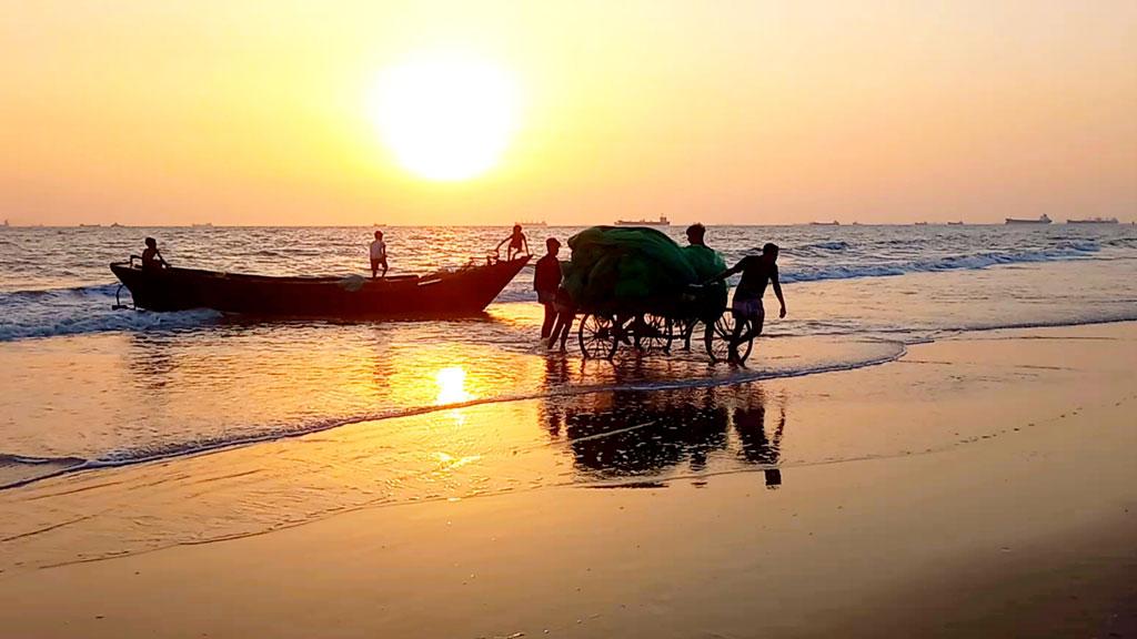 বঙ্গোপসাগরে নিষেধাজ্ঞার মধ্যেই চলছে মাছ শিকার, আটক ৫