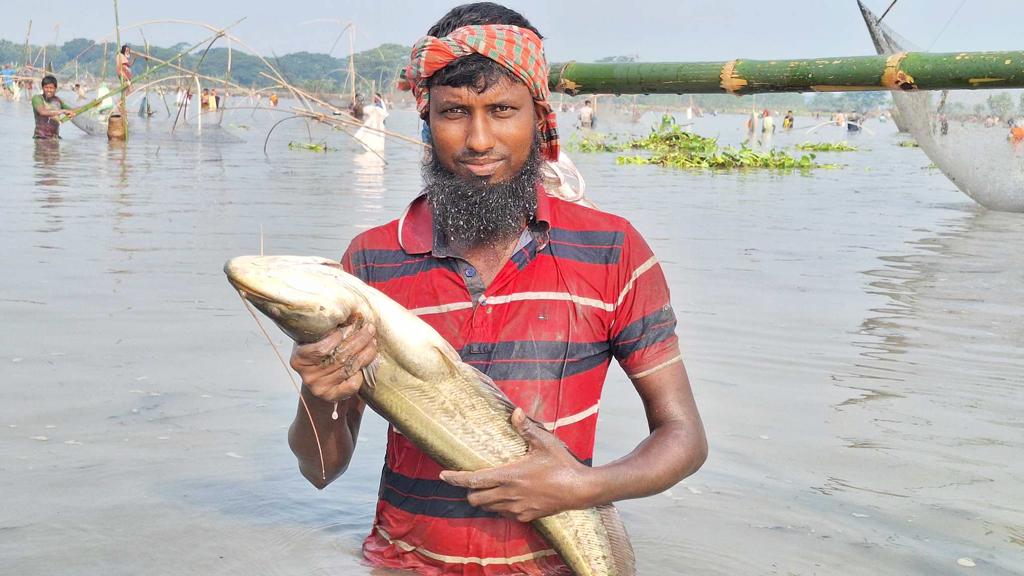 জাল-পলো নিয়ে বলদা বিলে দল বেঁধে মাছ শিকার 