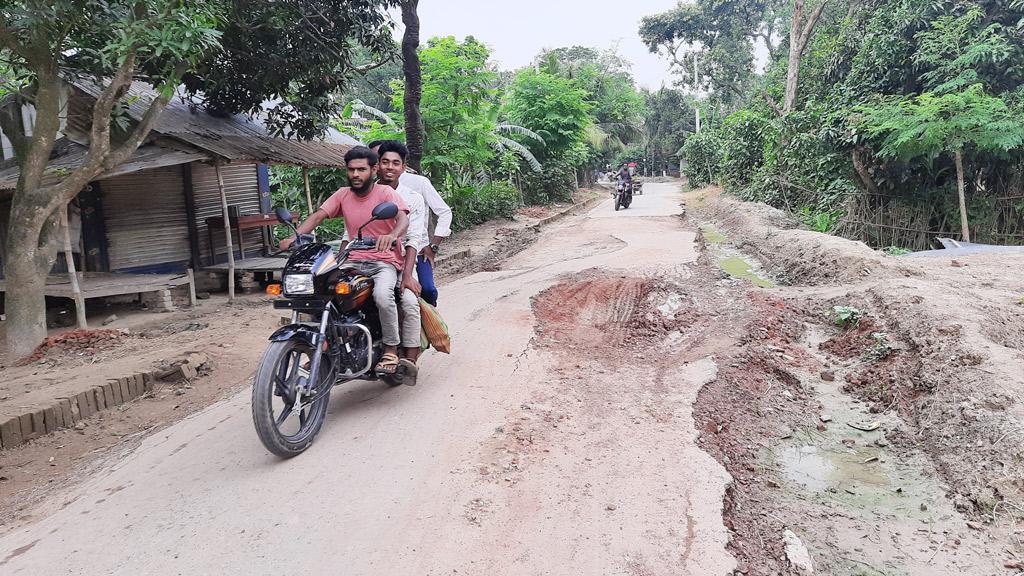 রাস্তা খুঁড়ে ভোটের মাঠে ঠিকাদার