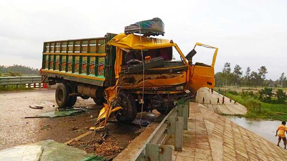 উল্লাপাড়ায় বাস-ট্রাক মুখোমুখি সংঘর্ষে আহত ১৫ 