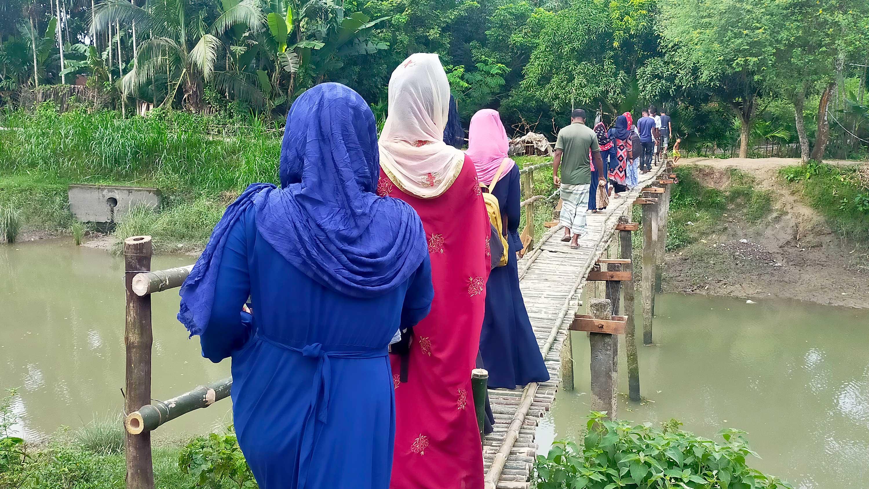 কুমারখালীতে স্বেচ্ছাশ্রমে ৭০ ফিট বাঁশের সেতু নির্মাণ