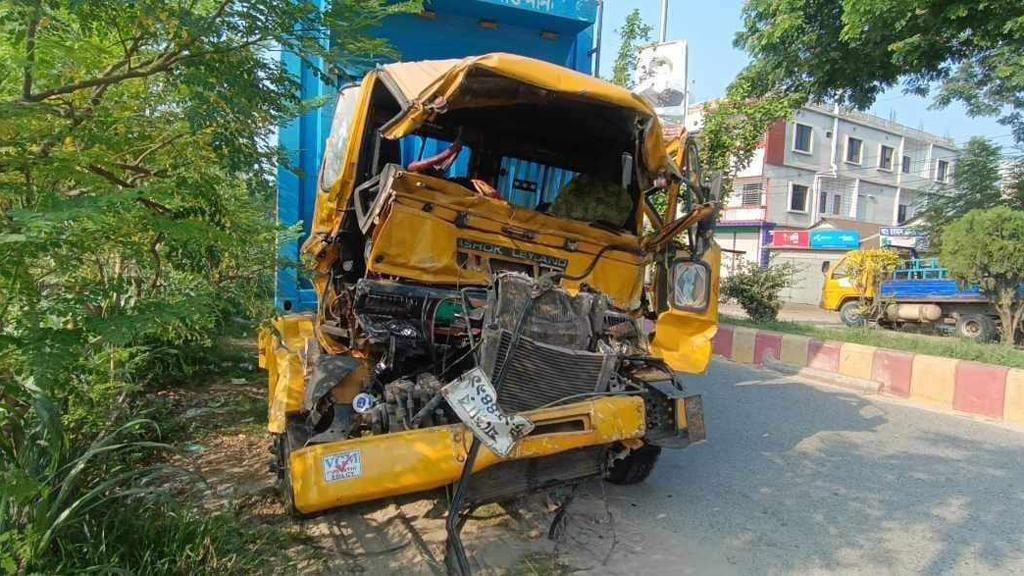 কালিহাতীতে লরির সঙ্গে সংঘর্ষে কাভার্ড ভ্যানের চালক-হেলপার নিহত