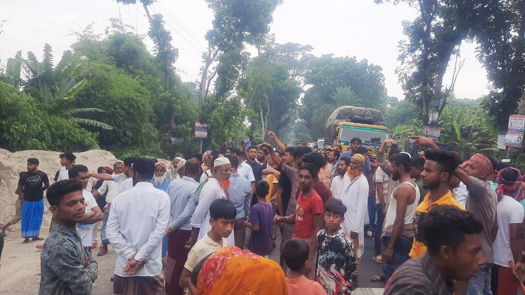 রাজৈরে আ.লীগ নেতাকে পিটিয়ে মোটরসাইকেলসহ পুকুরে ফেলায় মহাসড়ক অবরোধ