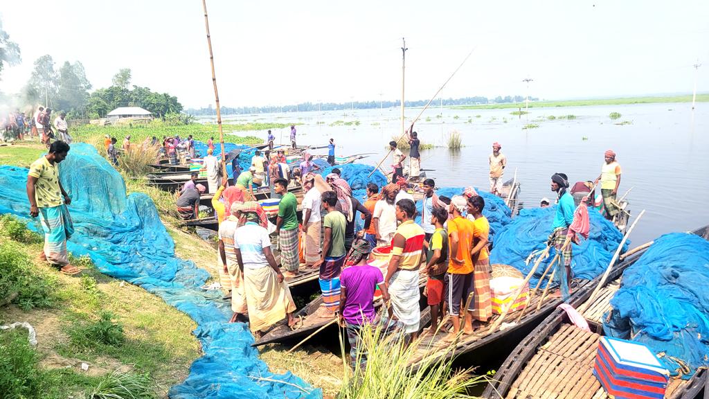 পাবনায় গাজনার বিলে মাছ শিকারে বাধা দেওয়ার অভিযোগ, জেলেদের বিক্ষোভ