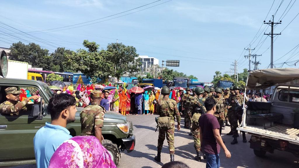 গাজীপুরে মহাসড়ক অবরোধ করে শ্রমিকদের বিক্ষোভ, তীব্র যানজট