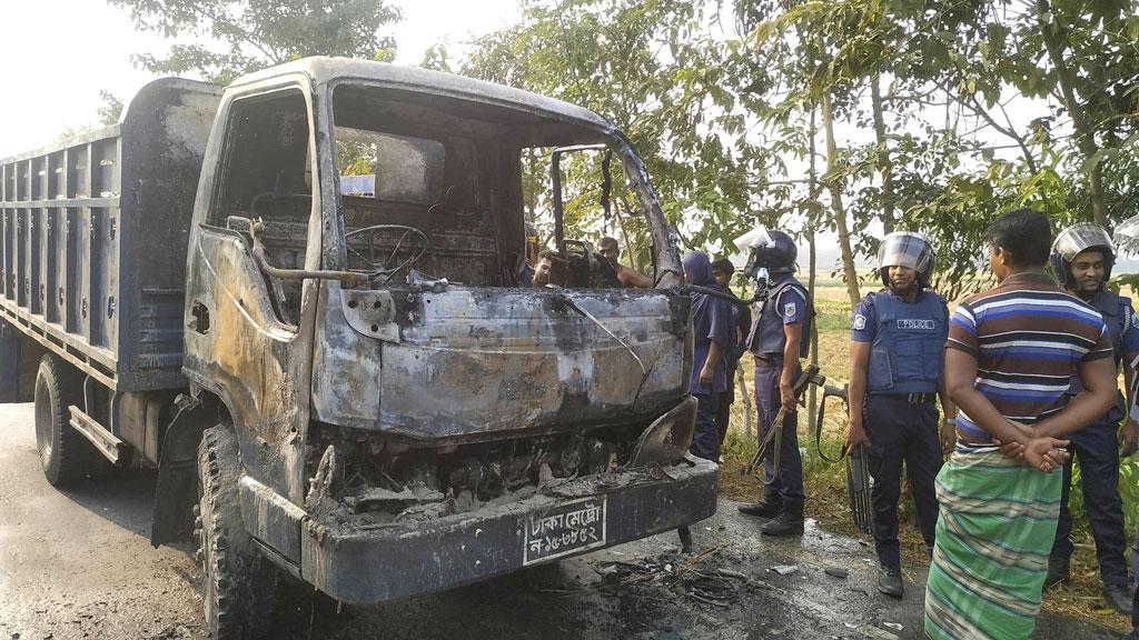 মুরগির খাবার বোঝাই ট্রাকে আগুন দিয়ে ভিডিও করে দুর্বৃত্তরা