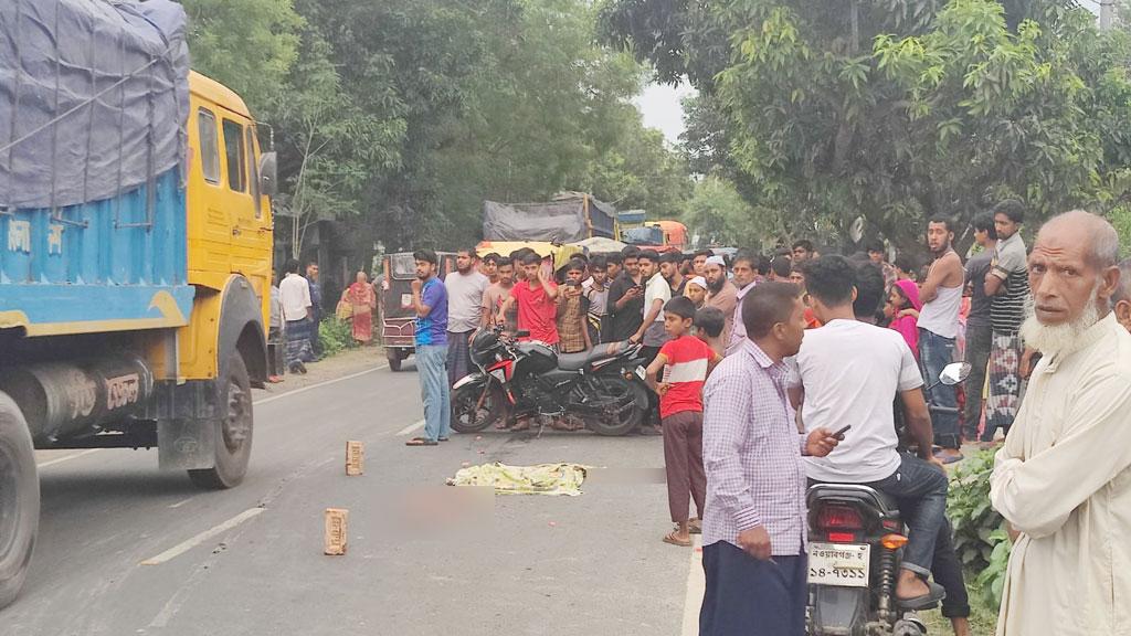 পথে নানাকে দেখেই দৌড়, শিশুকে পিষে দিয়ে গেল ট্রাক