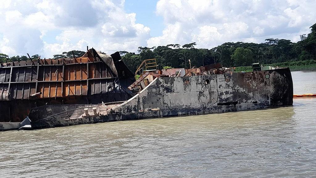 জাহাজের জ্বালানি অপসারণের উদ্যোগ, নদীতে পানি না ফেলার নির্দেশ