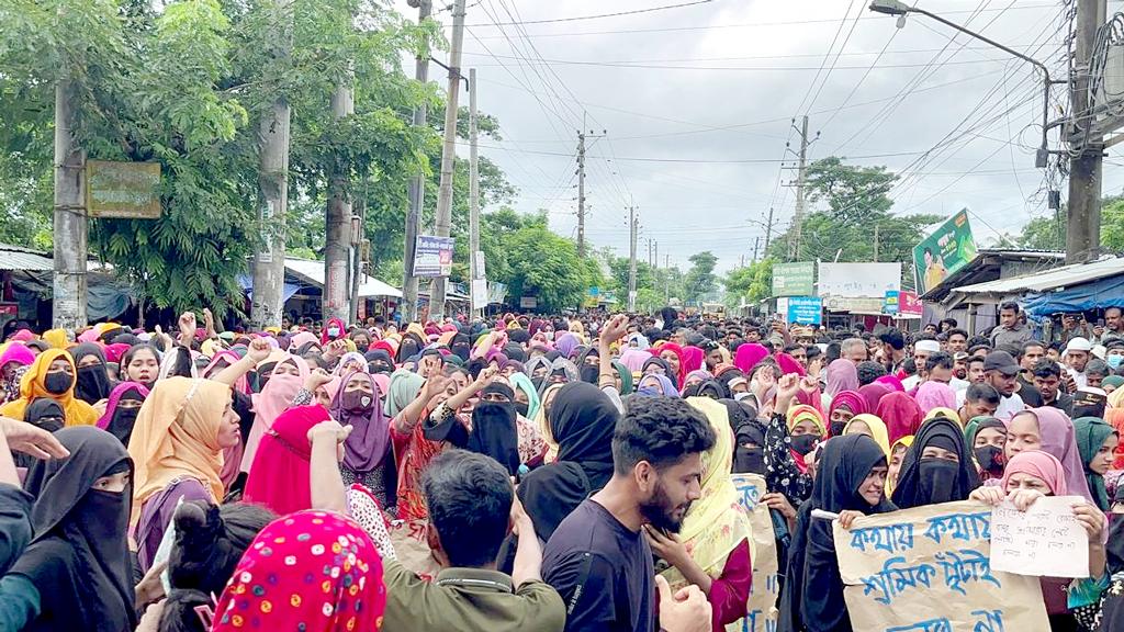 ৭ দফা দাবিতে বরিশালে ওষুধ কারখানা শ্রমিকদের সড়ক অবরোধ