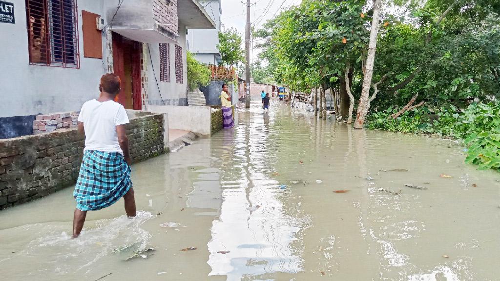 নদীতে জোয়ার এলেই রাস্তা ছাপিয়ে পানি ঢোকে বাড়িতে