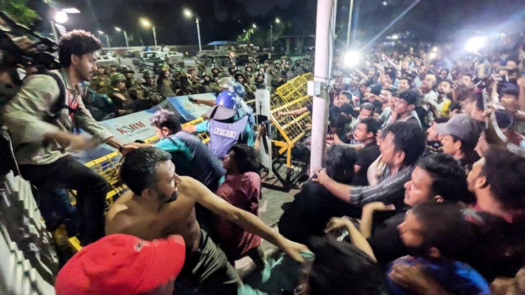 ব্যারিকেড ভেঙে বঙ্গভবনে ঢোকার চেষ্টা, সেনাবাহিনীর বাধা