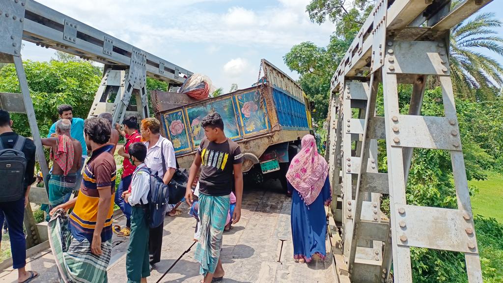 সড়ক থেকে সেতু বিচ্ছিন্ন তক্তা ফেলে পারাপার