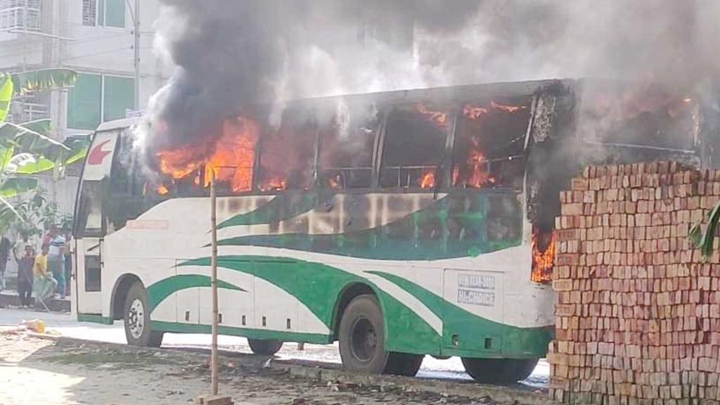 চোখের সামনে পুড়েছে নিজের বাস, অচেতন হয়ে হাসপাতালে মালিক