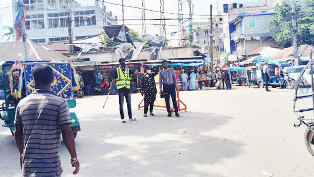 দোহারে ট্রাফিক পুলিশের দায়িত্ব পালনে শিক্ষার্থীরা