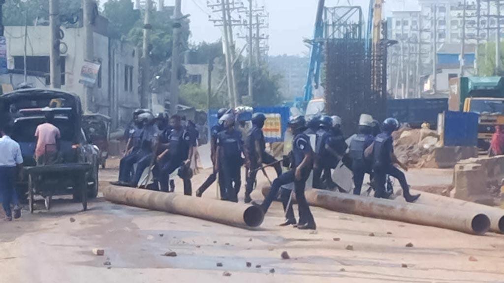 আশুলিয়ায় বকেয়া বেতনের দাবিতে শ্রমিকদের বিক্ষোভ 