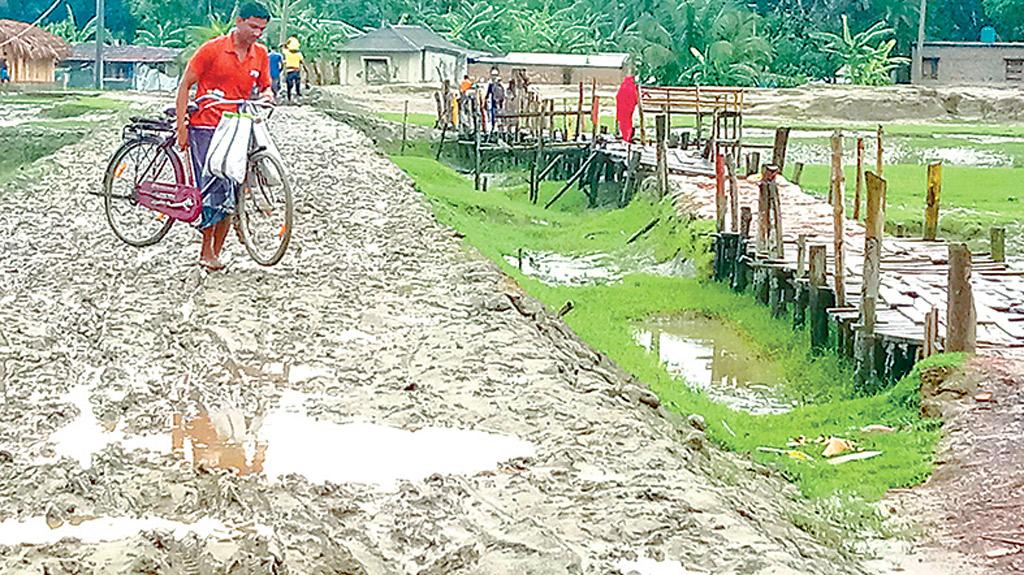 ডুমুরিয়ায় ১০০ মিটার কাঁচা রাস্তায় মানুষের যত দুর্ভোগ