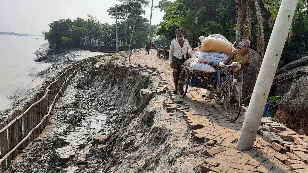 দাকোপের রাস্তাঘাটের বেহাল দশা