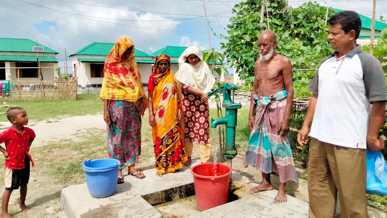 সুপেয় পানি পেয়ে   খুশি তাঁরা