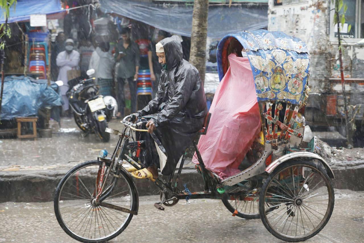 ঈদের দিন সকাল থেকেই ঝরবে বৃষ্টি, আবহাওয়া অধিদপ্তরের পূর্বাভাস