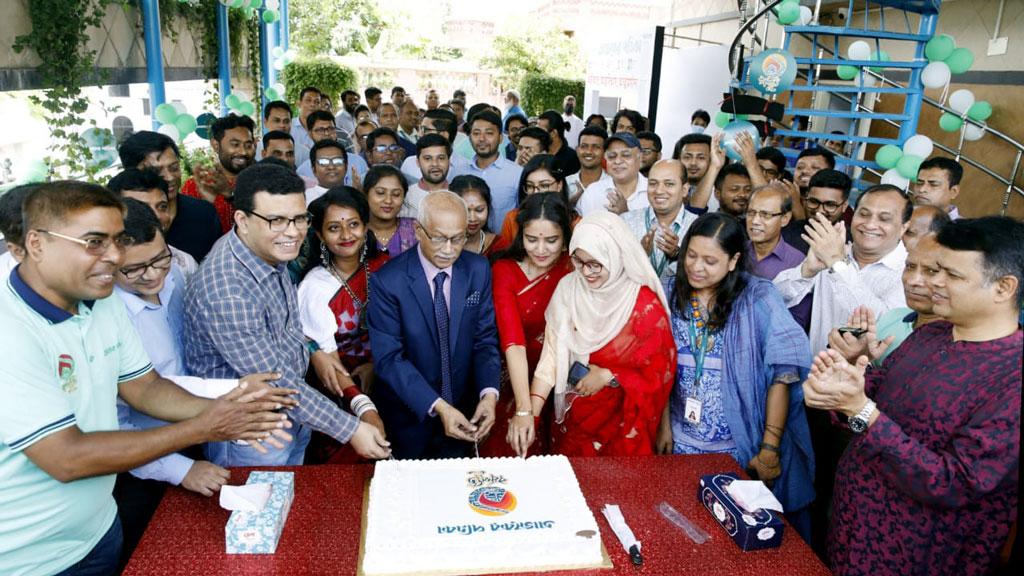 সংকটের সময়ে এসে সম্ভাবনার জায়গায় আজকের পত্রিকা