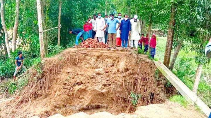 লোহাগাড়ায় ভাঙন এলাকা পরিদর্শন করলেন ইউএনও 