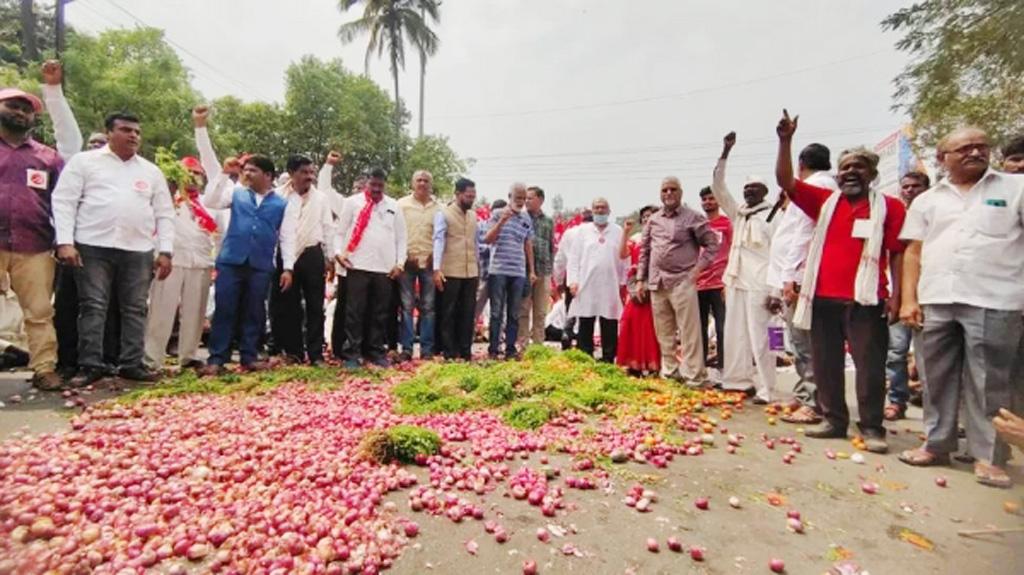 ভারতে সড়কে পেঁয়াজ ফেলে কৃষকদের বিক্ষোভ