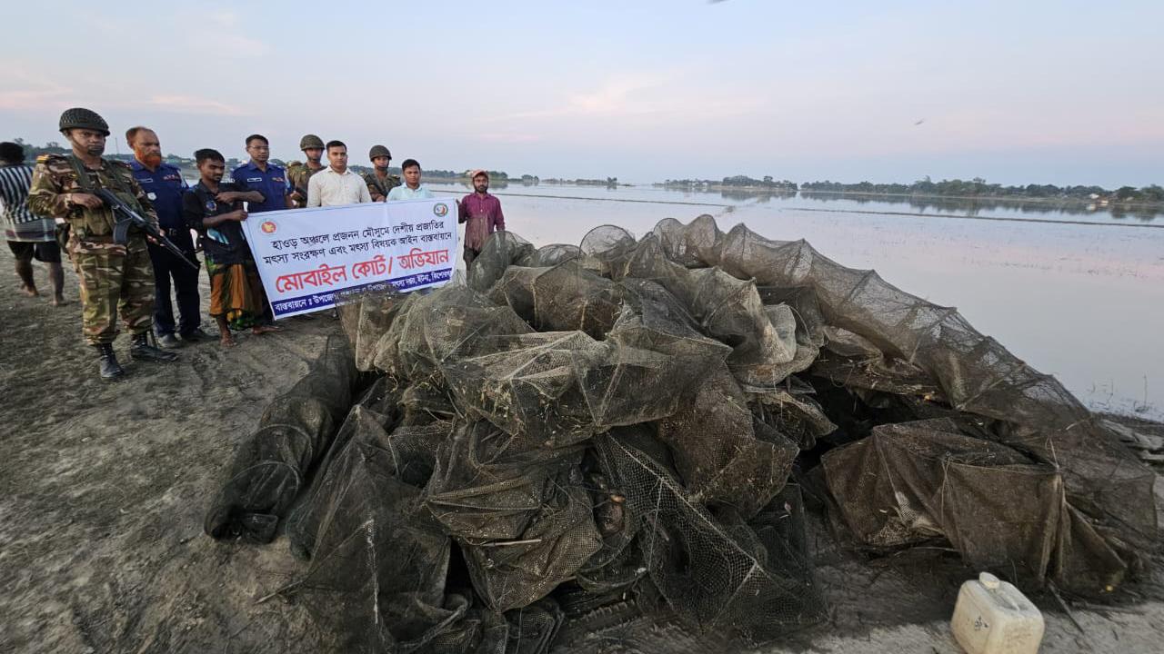 কিশোরগঞ্জে পোড়ানো হলো ৩২০০ মিটার নিষিদ্ধ জাল 