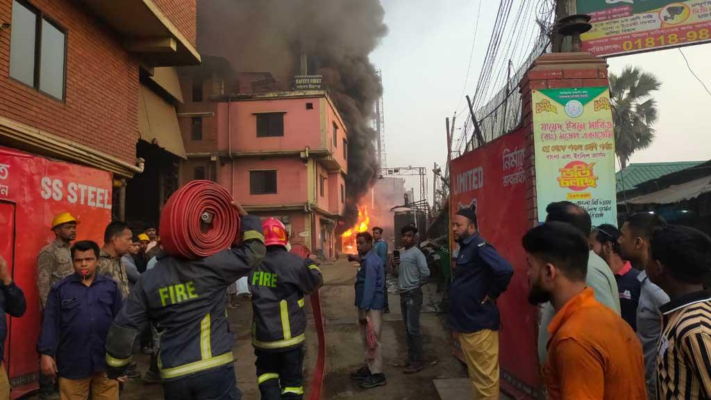 টঙ্গীতে রডের কারখানার বৈদ্যুতিক ট্রান্সফরমারে আগুন