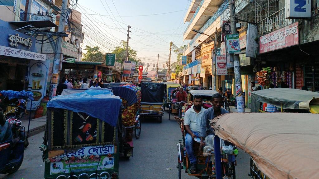 হেঁটে গেলে পাঁচ মিনিট অটোতে আধা ঘণ্টা