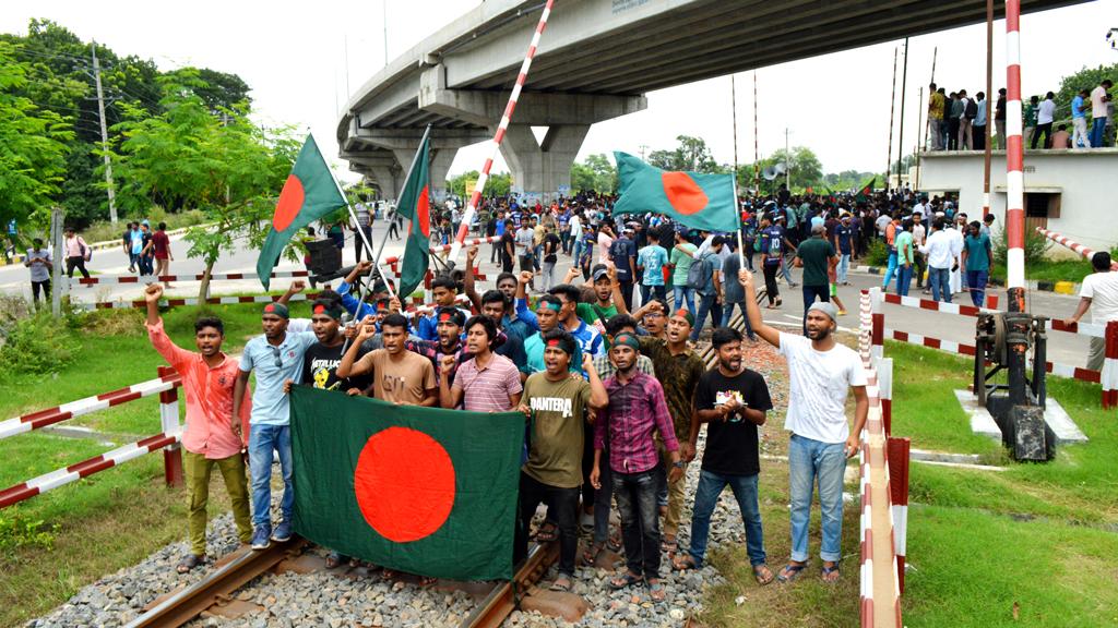 রাবি শিক্ষার্থীদের রেললাইন অবরোধ, শিডিউল বিপর্যয়ে ৫ ট্রেন