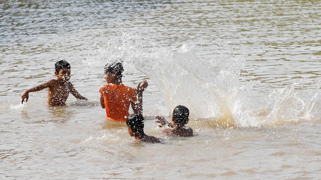 আজ কমবে ঢাকার তাপমাত্রা, কালবৈশাখী ঝড় কয়েক জেলায় 