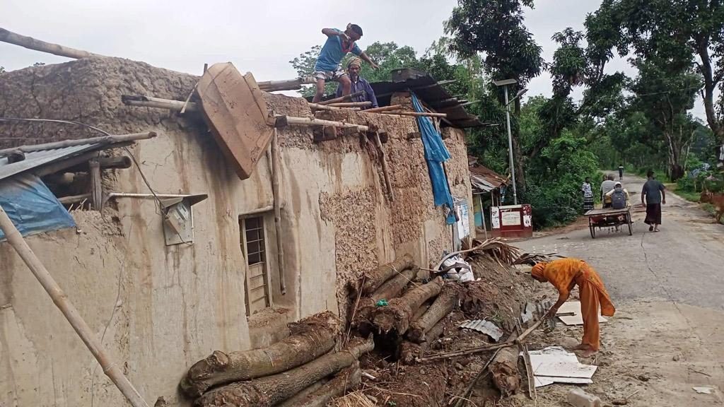 ঝড়ে লন্ডভন্ড ঘর, পলিথিনে বৃষ্টি থেকে বাঁচার চেষ্টা