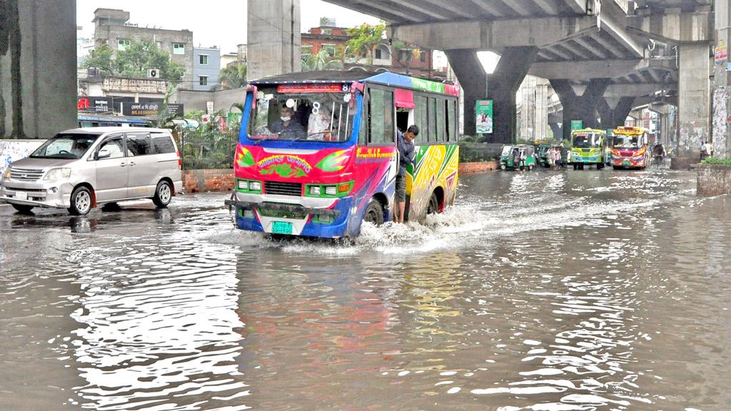 প্লাস্টিক-পলিথিনে নগরে বাড়ছে জলাবদ্ধতা