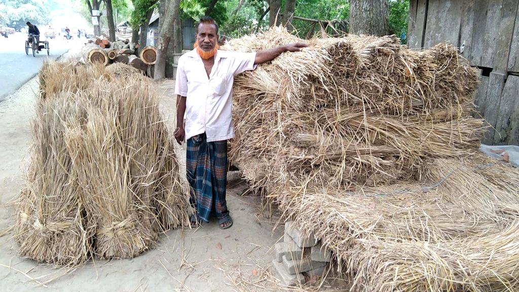 খড় বেচেই উঠছে খরচ