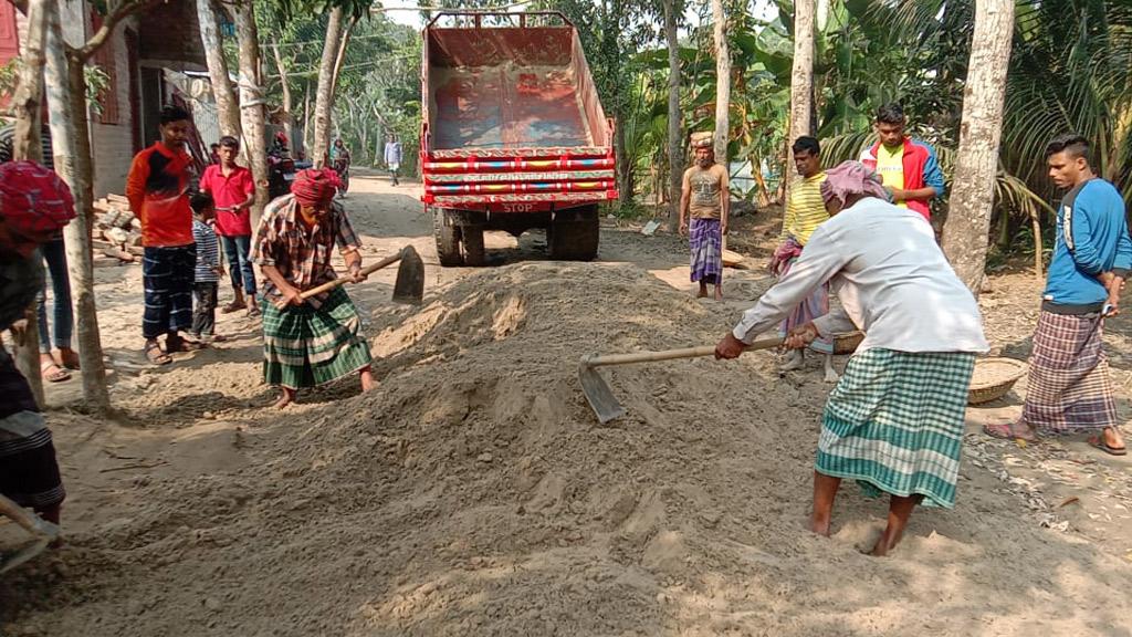 জমি বেচে ৪ কিমি সড়ক সংস্কার