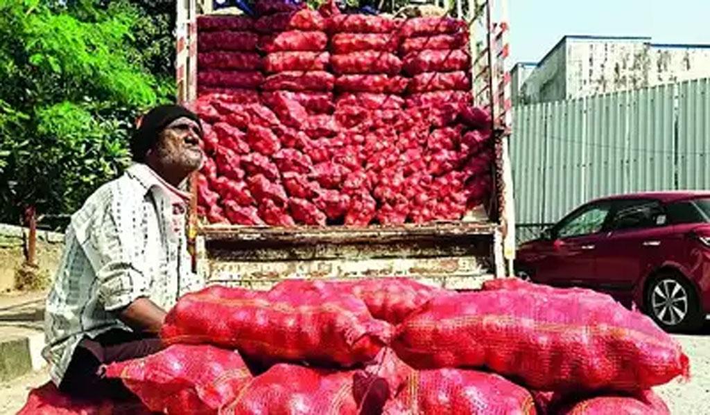 ভারতে পেঁয়াজের দরপতন, কৃষকের কপালে ভাঁজ