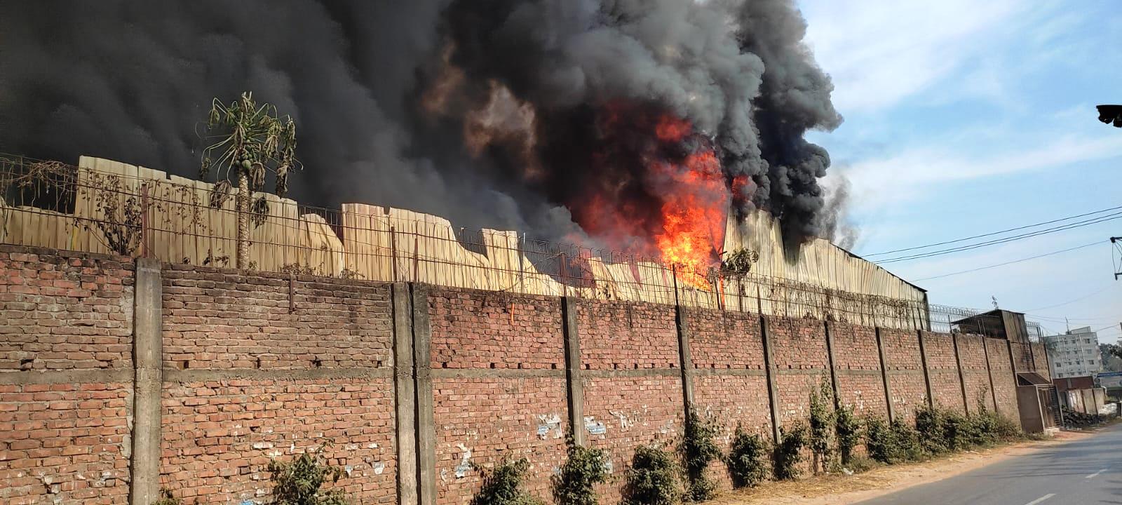 পানির সংকট, পাঁচ ঘণ্টা পরও জ্বলছে শ্রীপুরের সেই তুলার গুদাম